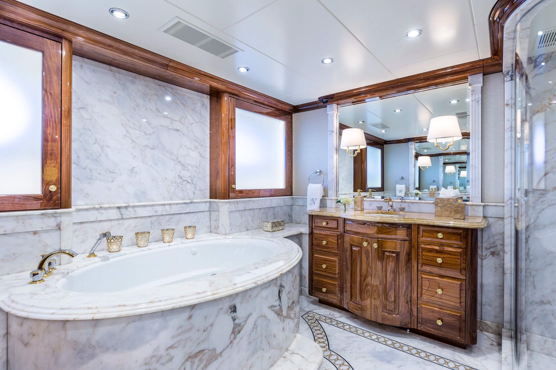 D'Natalin Luxury Yacht bathroom with tub